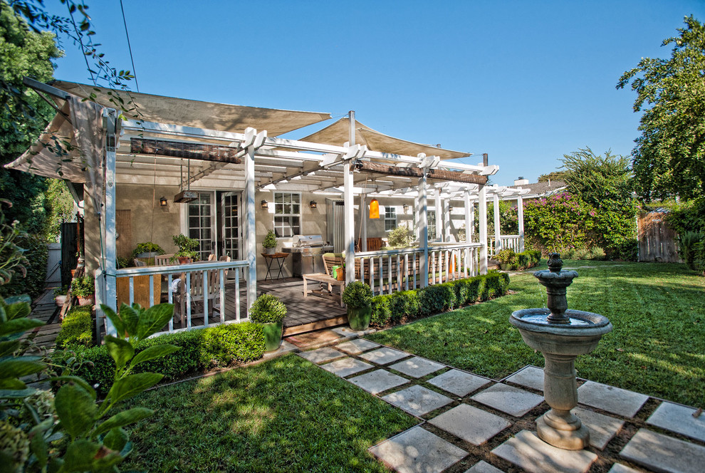 Backyard Traditional Landscape Los Angeles by De Bilt