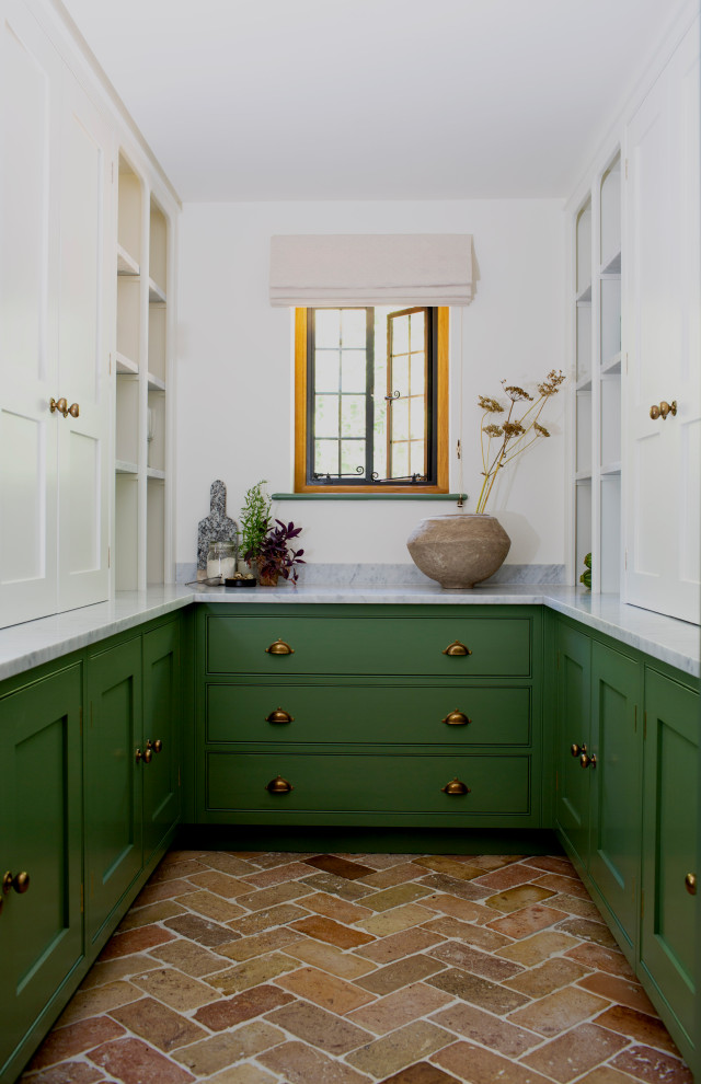 Aménagement d'une petite arrière-cuisine classique en U avec un placard à porte affleurante, des portes de placards vertess, plan de travail en marbre, un sol en brique et un plan de travail vert.