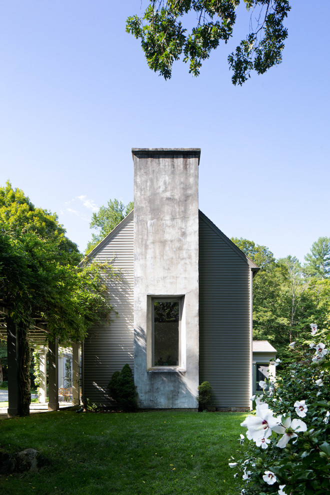 Cette photo montre une grande façade de maison grise nature en bois et bardage à clin à un étage avec un toit à deux pans, un toit en shingle et un toit marron.