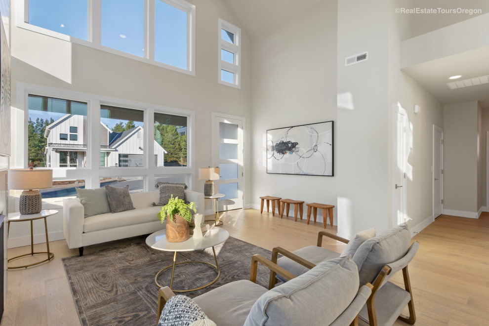 Mittelgroßes, Offenes Landhaus Wohnzimmer mit braunem Boden, weißer Wandfarbe, hellem Holzboden und gewölbter Decke in Portland