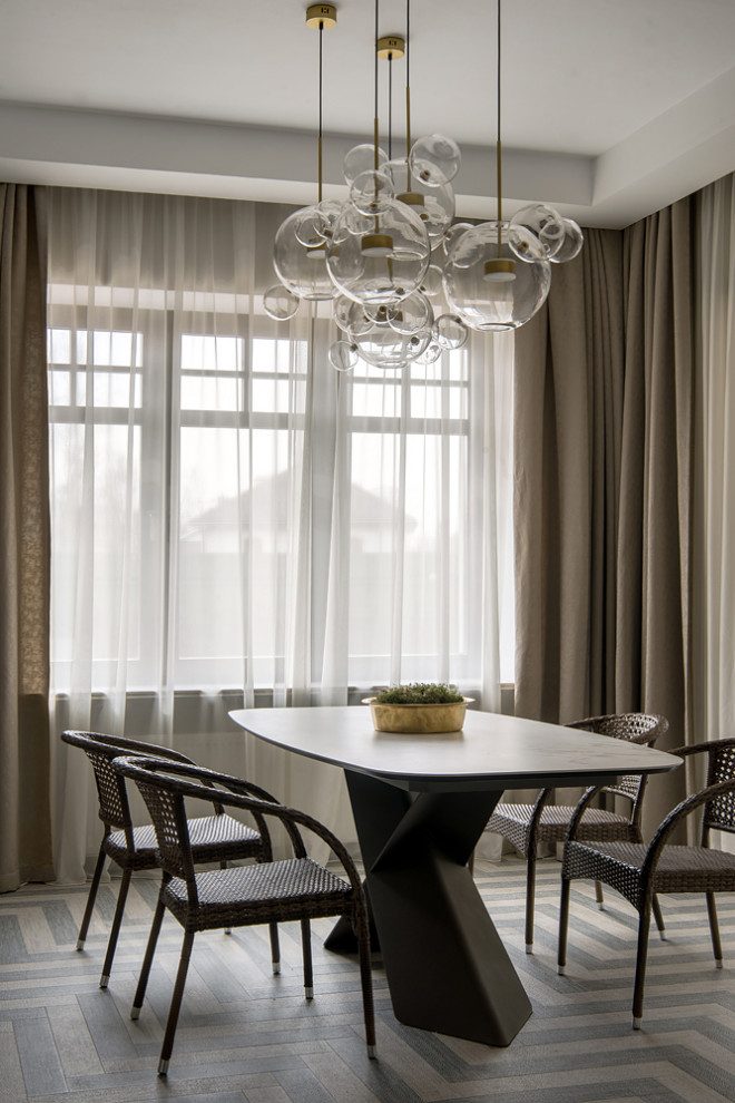 Foto di una sala da pranzo aperta verso la cucina design di medie dimensioni con pareti beige, pavimento in gres porcellanato, pavimento grigio e soffitto ribassato