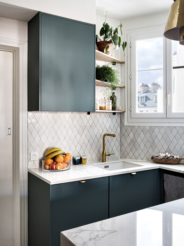 Design ideas for a mid-sized contemporary open plan kitchen in Paris with beaded inset cabinets, blue cabinets, marble benchtops, grey splashback, terra-cotta splashback, panelled appliances, terra-cotta floors, with island, white floor and white benchtop.