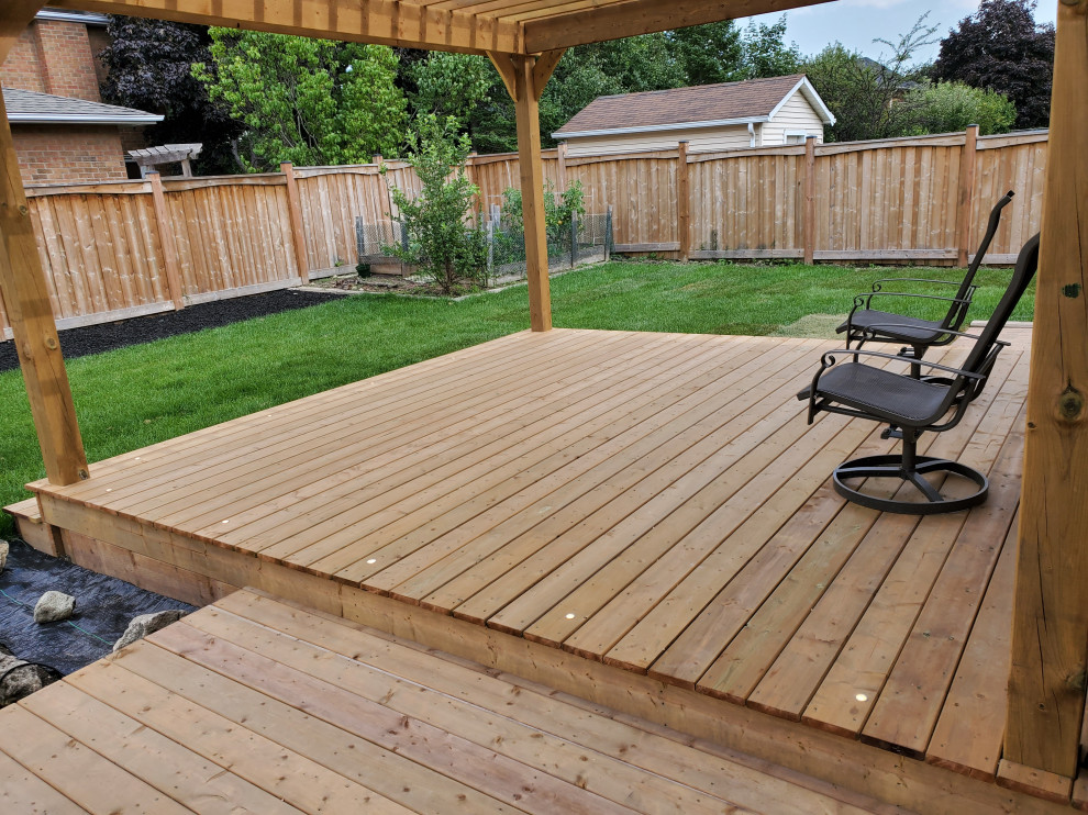Transitional deck photo in Toronto