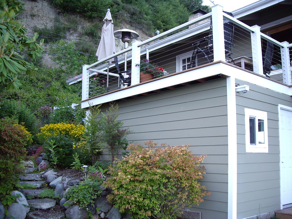 Inspiration for a mid-sized transitional backyard deck remodel in Seattle