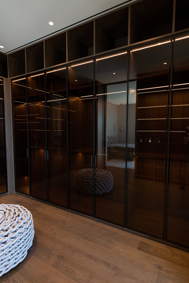 Гардеробная комната с распашными стеклянными RPE фасадами