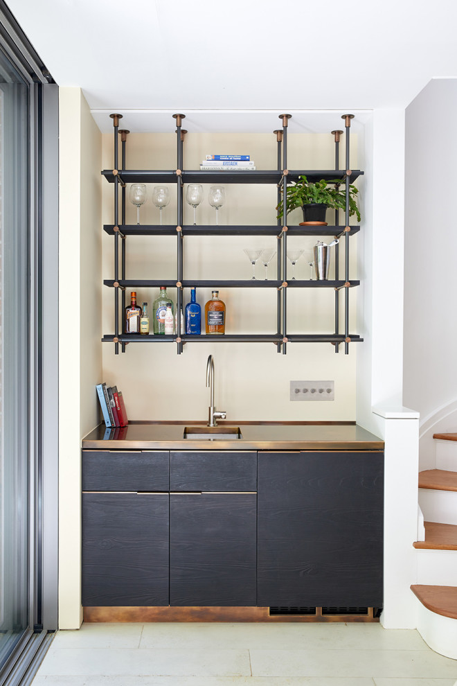 Cette image montre un bar de salon avec évier linéaire minimaliste avec un plan de travail en cuivre.