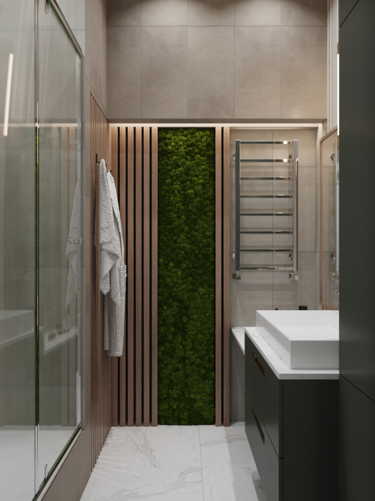 Стильный дизайн: маленькая ванная комната со стиральной машиной в современном стиле с плоскими фасадами, зелеными фасадами, душем в нише, инсталляцией, разноцветной плиткой, керамогранитной плиткой, бежевыми стенами, полом из керамогранита, душевой кабиной, накладной раковиной, столешницей из искусственного камня, белым полом, душем с распашными дверями, белой столешницей, тумбой под одну раковину и подвесной тумбой для на участке и в саду - последний тренд