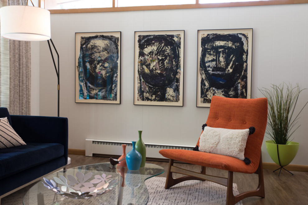 Foto di un soggiorno minimalista di medie dimensioni e chiuso con pavimento in legno massello medio, pareti grigie e pavimento marrone