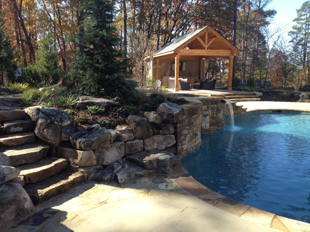 Imagen de casa de la piscina y piscina clásica grande en patio trasero