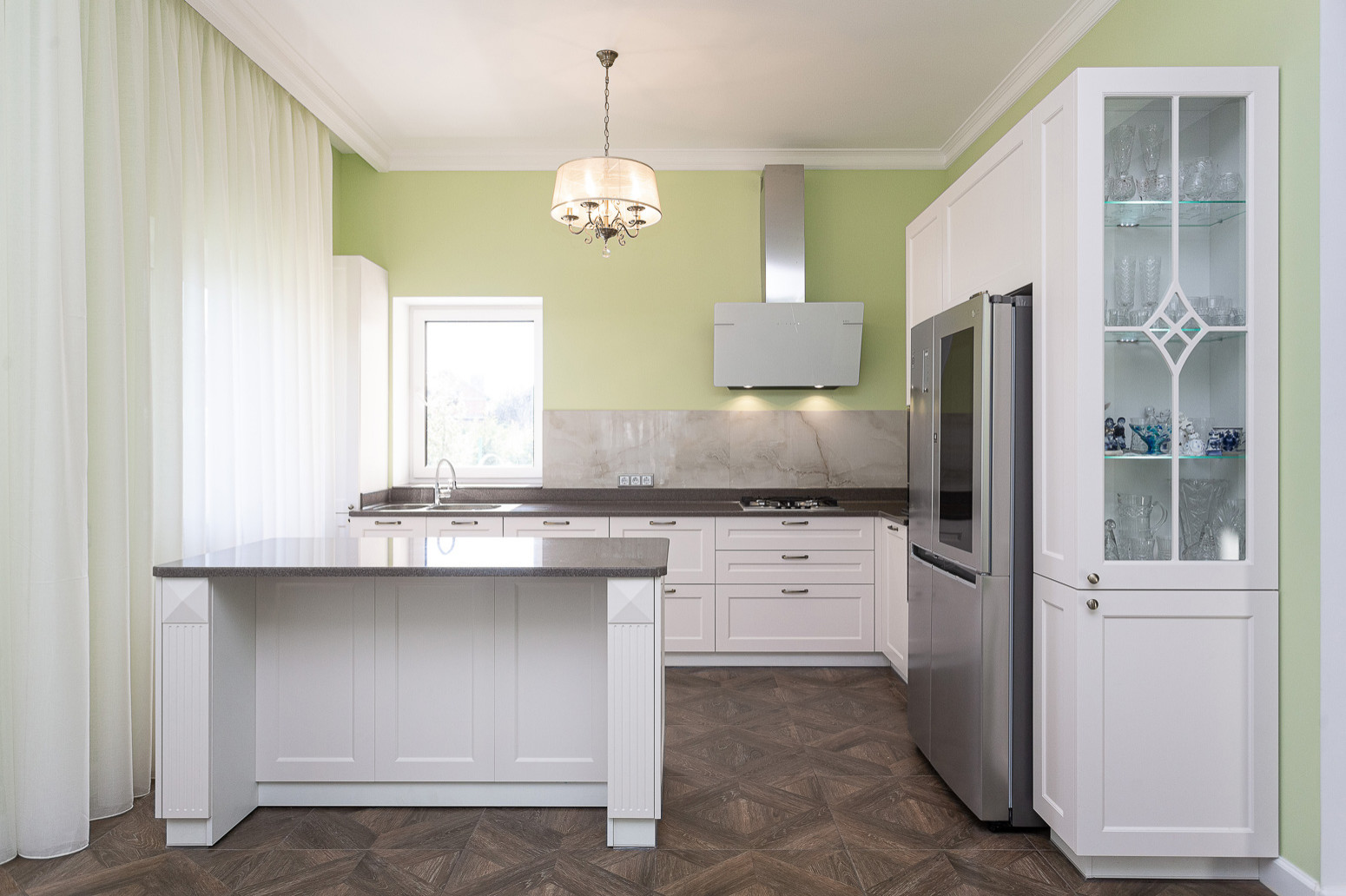 Кухня с островом и каменной столешницей