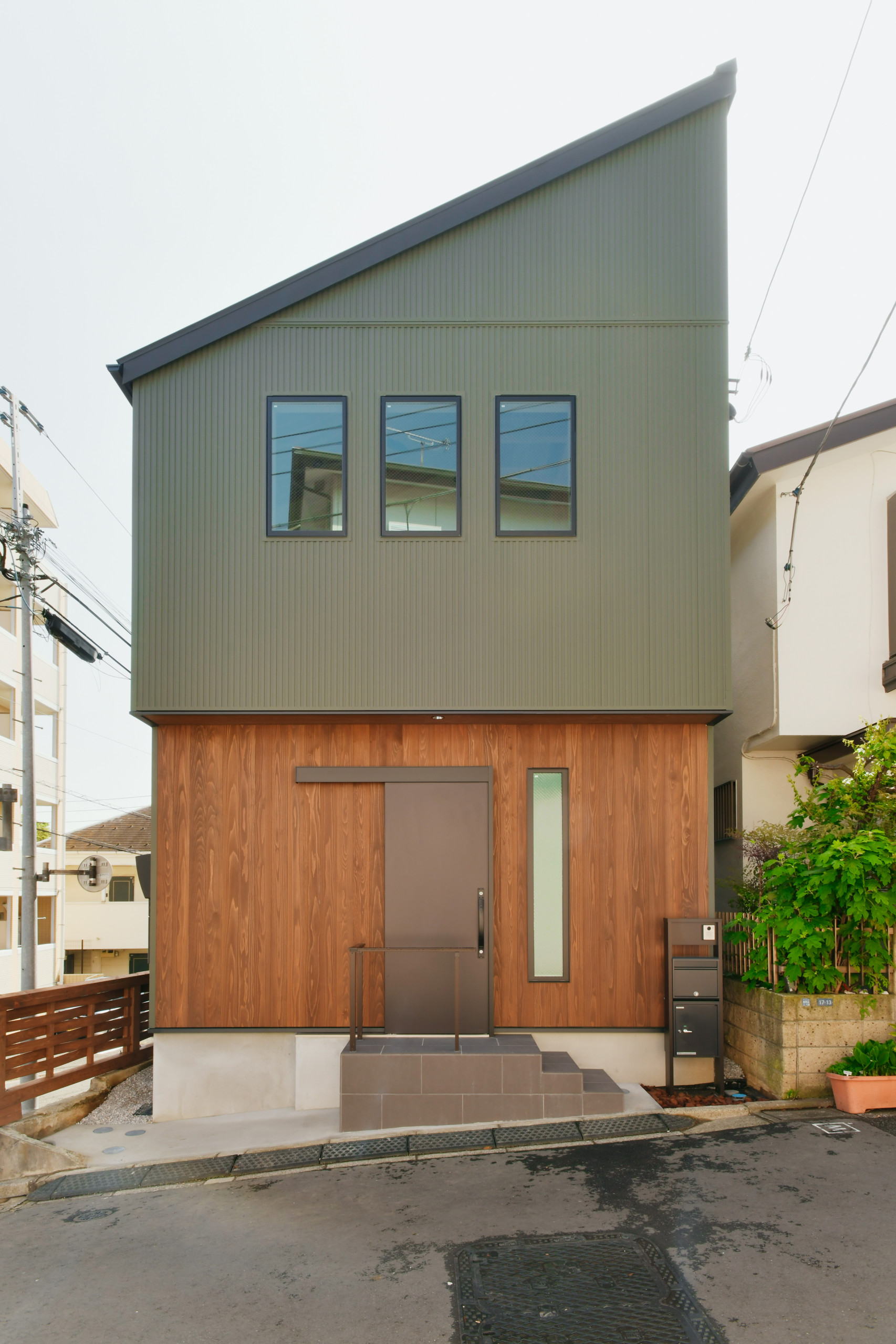 吹き抜けにロフト、黒キッチンと憧れが詰まった家