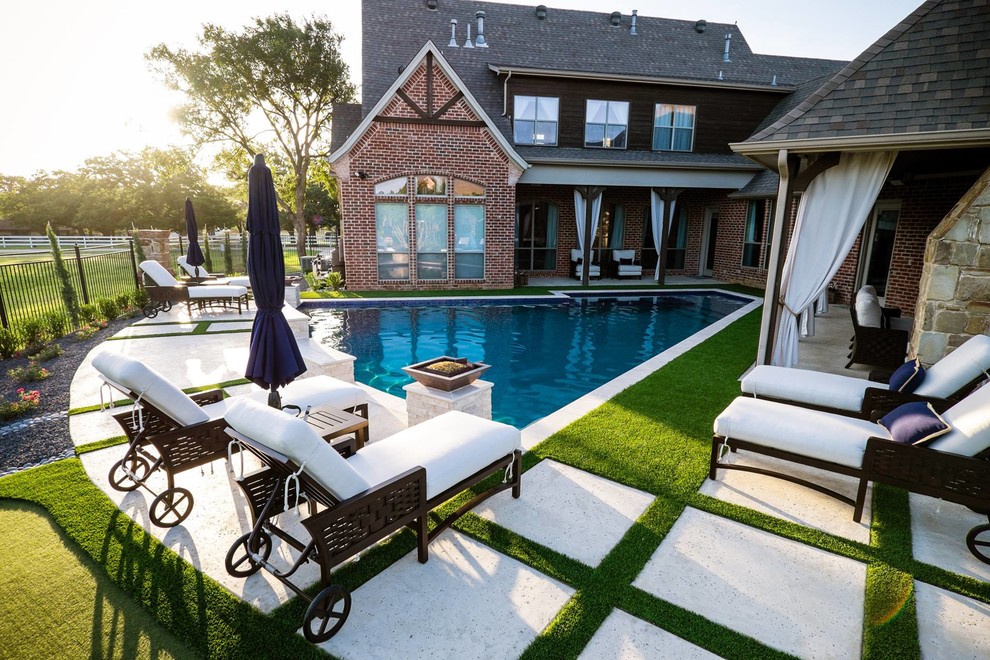 Trendy pool photo in Dallas