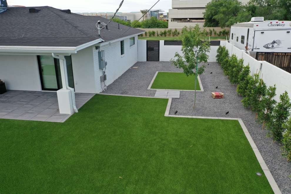 Ispirazione per un giardino xeriscape american style esposto in pieno sole di medie dimensioni e nel cortile laterale in estate con pavimentazioni in cemento