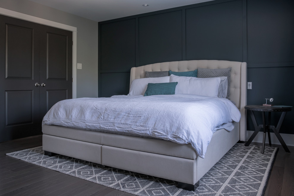 Пример оригинального дизайна: хозяйская спальня в современном стиле с разноцветными стенами, полом из ламината, серым полом и панелями на стенах без камина