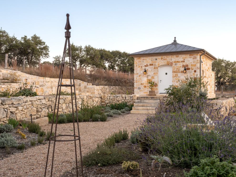 Example of a country studio / workshop shed design in Austin