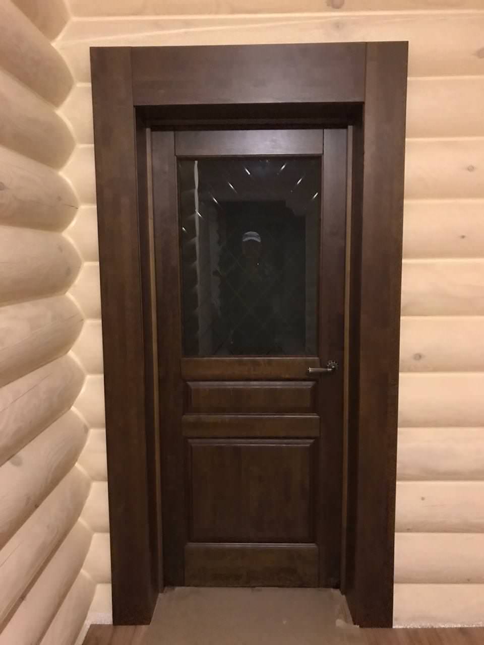 Поставка межкомнатных дверей из массива ольхи, модель "Валенсия" Античный орех