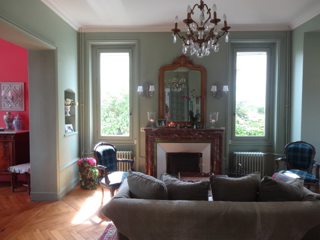 R&eacute;novation d'un salon classique dans une maison ancienne &agrave; Lyon nyklassisk-dagligstue