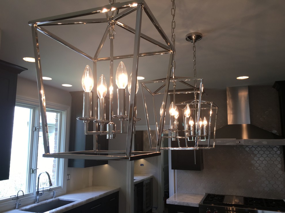 Example of a mid-sized transitional u-shaped light wood floor eat-in kitchen design in Chicago with a single-bowl sink, shaker cabinets, dark wood cabinets, quartzite countertops, gray backsplash, porcelain backsplash, stainless steel appliances and an island