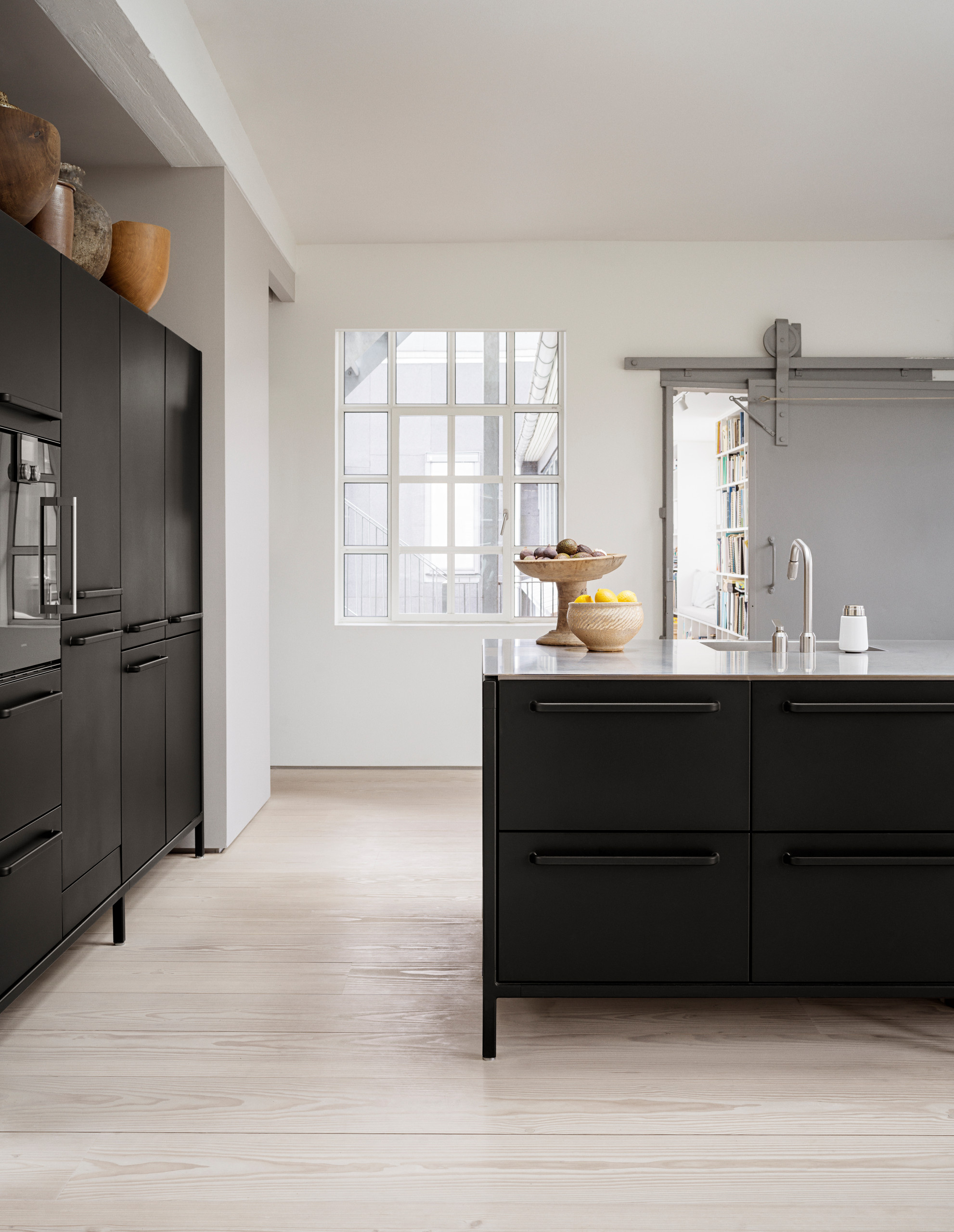 V1 BLACK KITCHEN