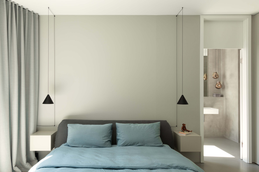 Стильный дизайн: огромная хозяйская, серо-белая спальня в современном стиле с серыми стенами, бетонным полом, серым полом, многоуровневым потолком и обоями на стенах без камина - последний тренд