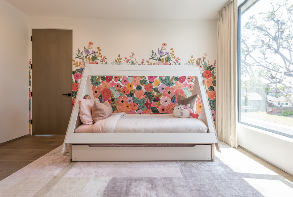 Mittelgroßes Modernes Mädchenzimmer mit bunten Wänden, braunem Holzboden und braunem Boden in Los Angeles