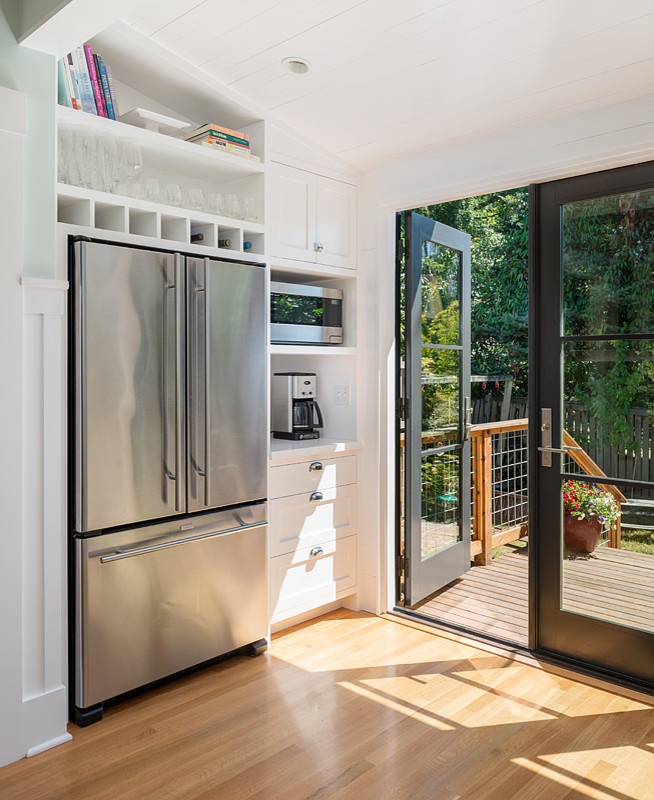 Kitchen - transitional kitchen idea in Seattle
