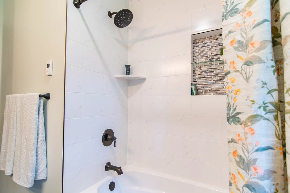 Свежая идея для дизайна: маленькая ванная комната, совмещенная с туалетом в классическом стиле с фасадами в стиле шейкер, темными деревянными фасадами, ванной в нише, душем над ванной, белой плиткой, керамической плиткой, синими стенами, полом из керамической плитки, врезной раковиной, столешницей из искусственного кварца, коричневым полом, шторкой для ванной, белой столешницей, нишей, тумбой под одну раковину и напольной тумбой для на участке и в саду - отличное фото интерьера
