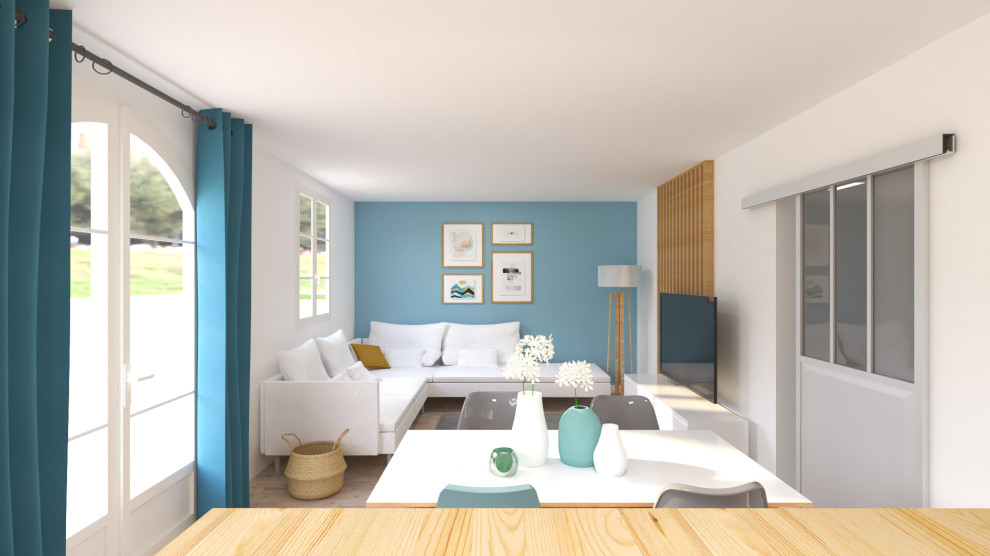 Esempio di un piccolo soggiorno stile marinaro aperto con pareti blu, parquet chiaro, nessun camino, TV a parete, pavimento beige e pareti in legno