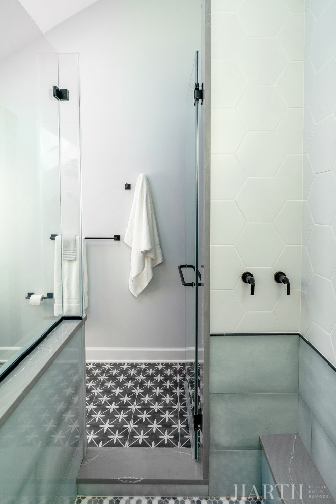 Пример оригинального дизайна: главная ванная комната среднего размера в стиле неоклассика (современная классика) с фасадами в стиле шейкер, синими фасадами, душем в нише, раздельным унитазом, белой плиткой, керамогранитной плиткой, серыми стенами, полом из мозаичной плитки, врезной раковиной, столешницей из искусственного кварца, разноцветным полом, душем с распашными дверями, серой столешницей, сиденьем для душа, тумбой под две раковины и встроенной тумбой
