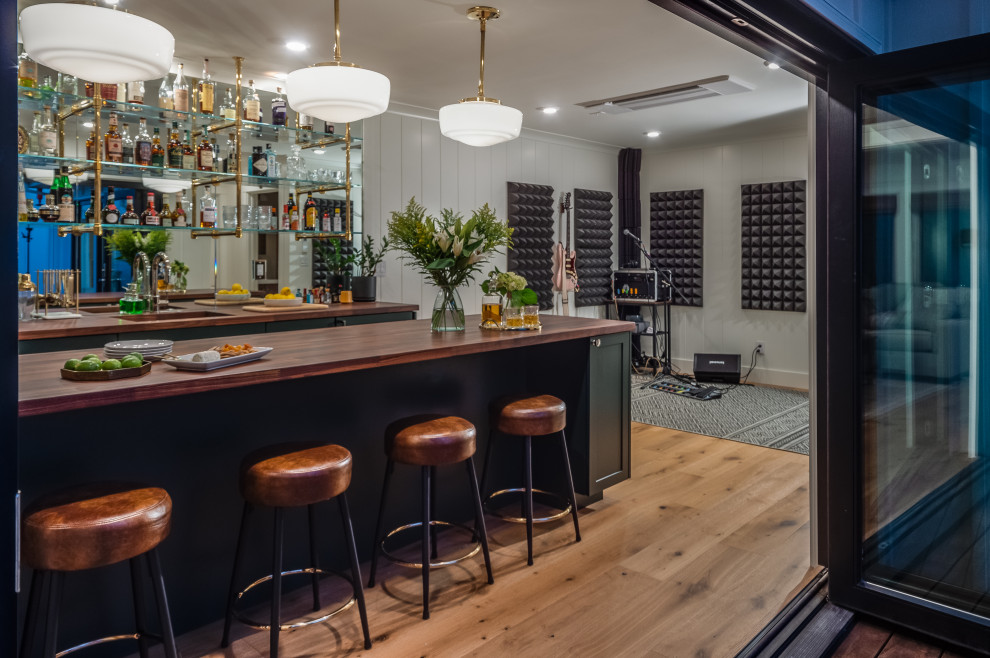 Свежая идея для дизайна: домашний бар среднего размера в стиле кантри - отличное фото интерьера