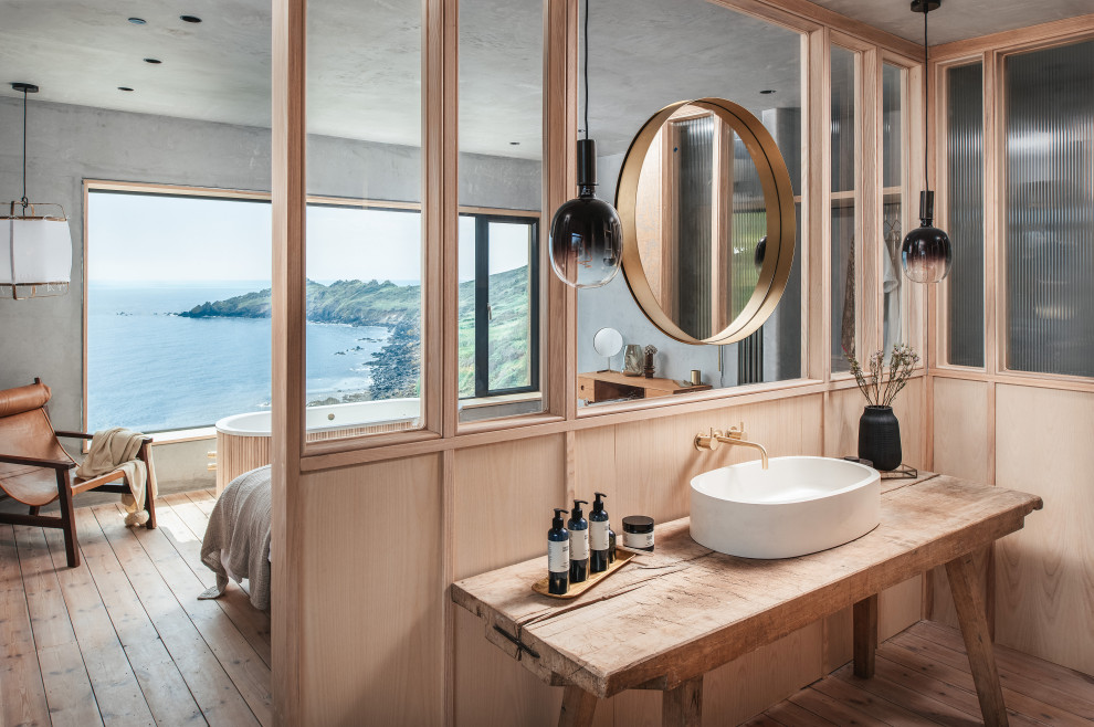 Пример оригинального дизайна: главная ванная комната среднего размера в морском стиле с паркетным полом среднего тона, столешницей из дерева, тумбой под одну раковину и напольной тумбой