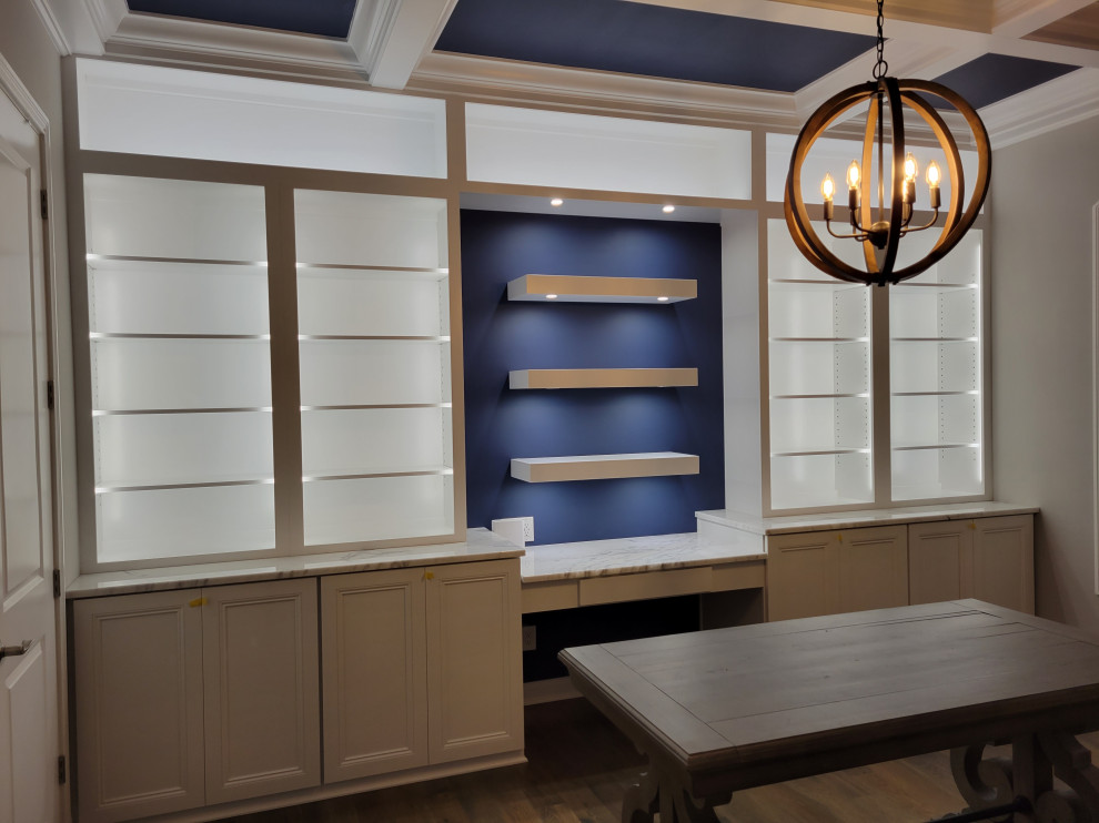 Aménagement d'un grand bureau classique avec un mur bleu, un sol en bois brun, un bureau intégré, un sol marron et un plafond à caissons.