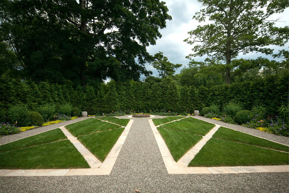 Inspiration for a transitional full sun courtyard gravel garden path in New York.