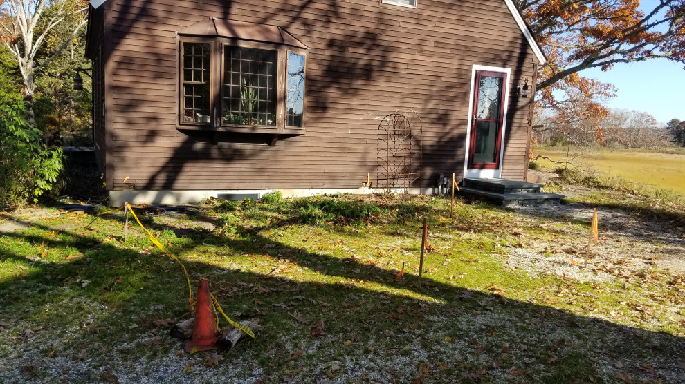 Example of a transitional home design design in Boston