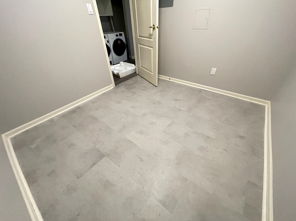 Modernes Wohnzimmer mit Vinylboden und grauem Boden in Vancouver