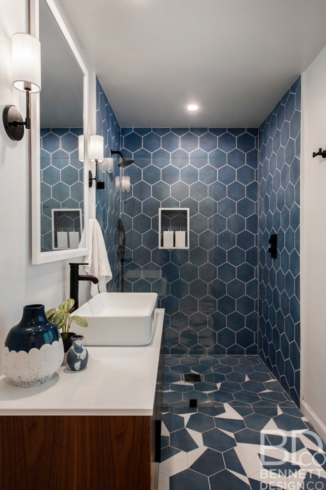 Réalisation d'une petite salle de bain principale vintage avec une douche à l'italienne, un carrelage bleu, une vasque, un plan de toilette en quartz modifié, aucune cabine, un plan de toilette blanc, meuble simple vasque et meuble-lavabo sur pied.