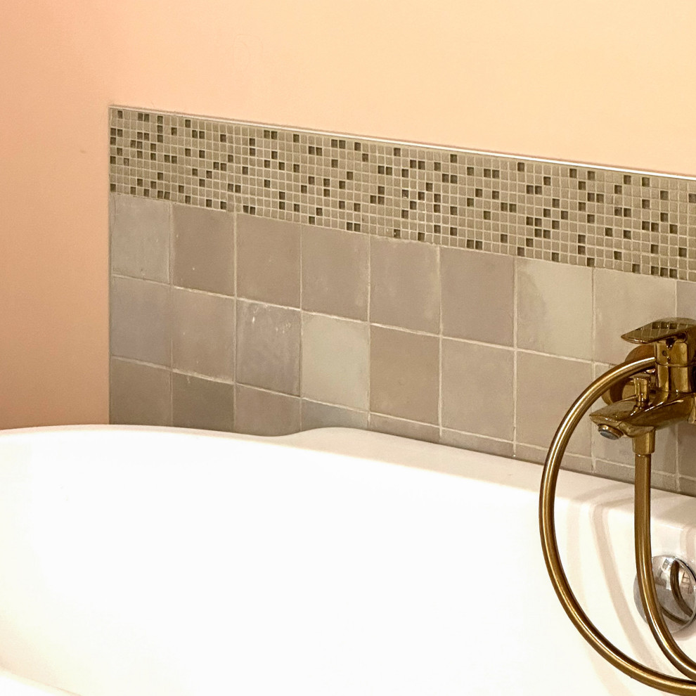 Стильный дизайн: ванная комната в классическом стиле с отдельно стоящей ванной, белой плиткой, цементной плиткой, розовыми стенами, полом из терракотовой плитки, накладной раковиной, белым полом, розовой столешницей и тумбой под две раковины - последний тренд
