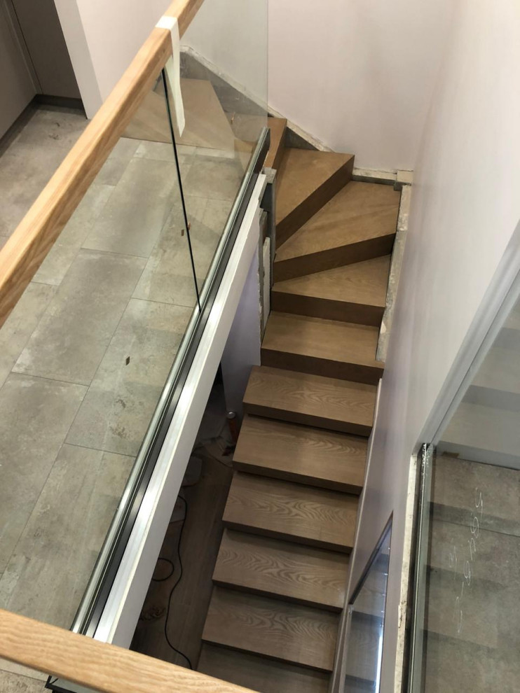 Консольная лестница и цельностеклянные перила второго света в профиле