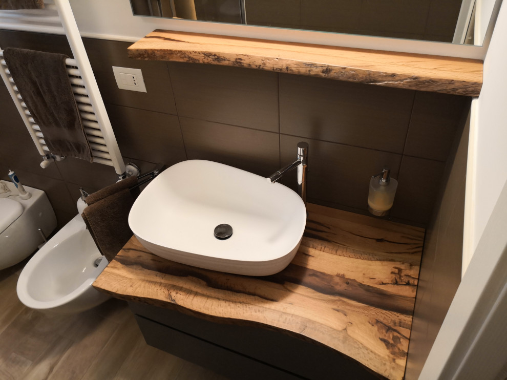 Immagine di un bagno di servizio moderno di medie dimensioni con ante lisce, ante grigie, lavabo a bacinella, top in legno e mobile bagno sospeso