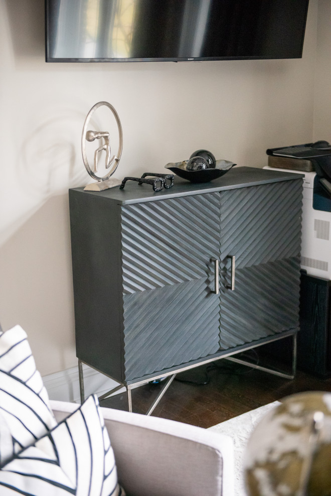Home design - transitional home design idea in Toronto