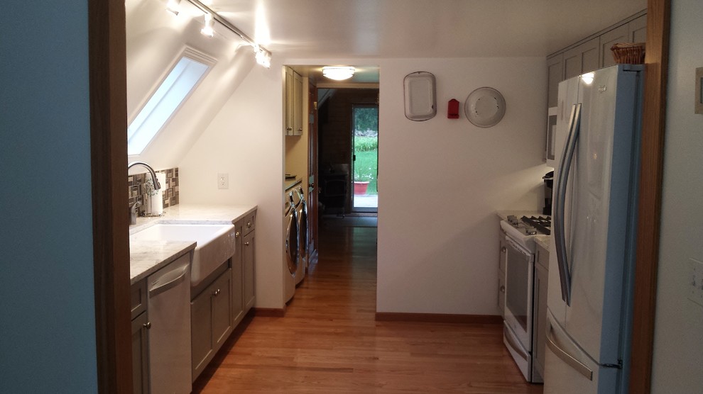 Kitchen - transitional kitchen idea in Grand Rapids