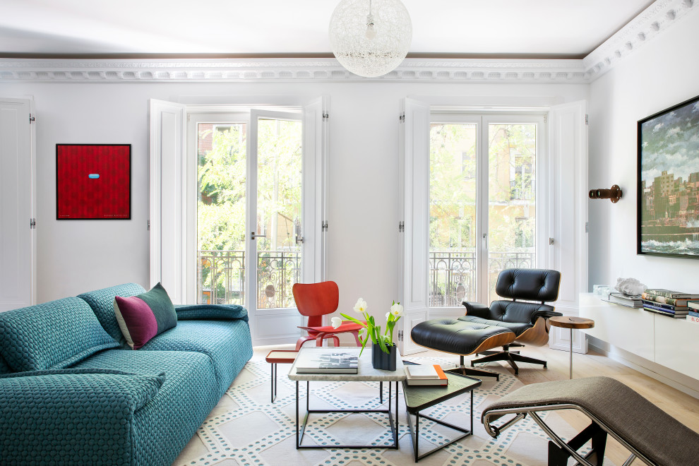 Immagine di un soggiorno contemporaneo con pareti bianche, parquet chiaro e pavimento beige
