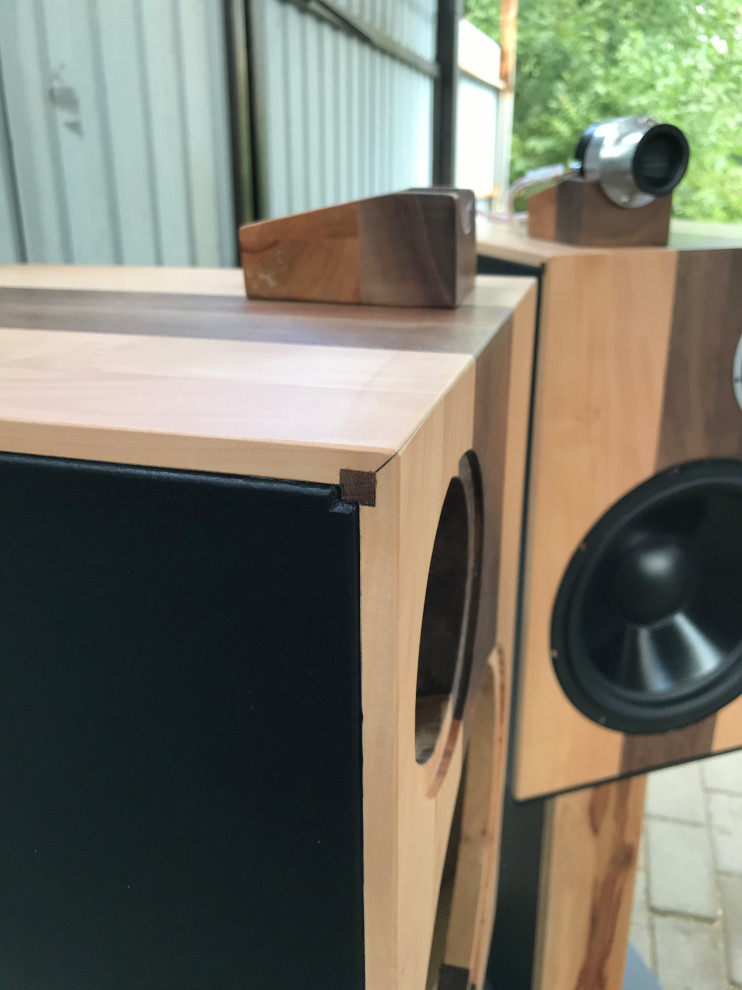 Акустика из груши и ореха.