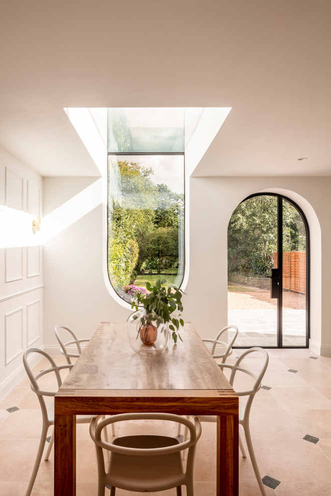 Immagine di una sala da pranzo aperta verso il soggiorno contemporanea di medie dimensioni con pavimento in pietra calcarea