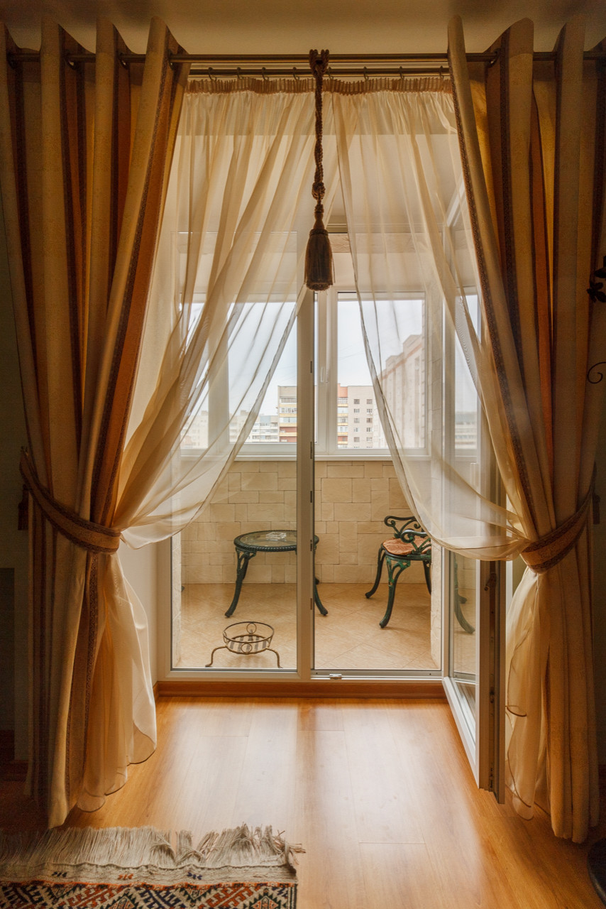 Трёхкомнатная квартира с кухней-гостиной в классическом стиле