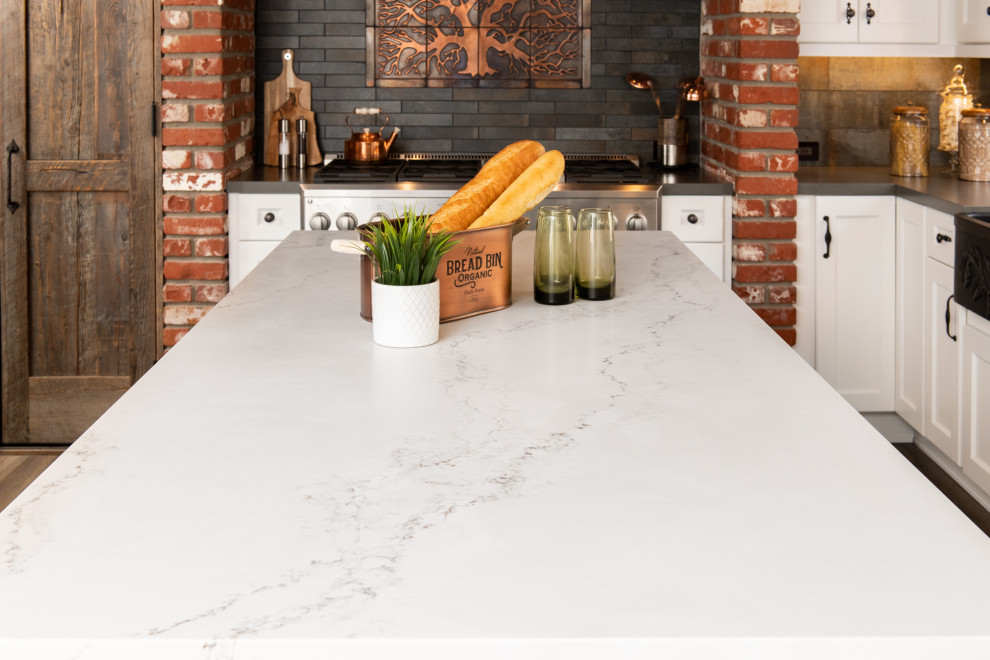 Example of a mid-sized mountain style u-shaped eat-in kitchen design in Orange County with quartz countertops, black backsplash, brick backsplash, stainless steel appliances, an island and gray countertops