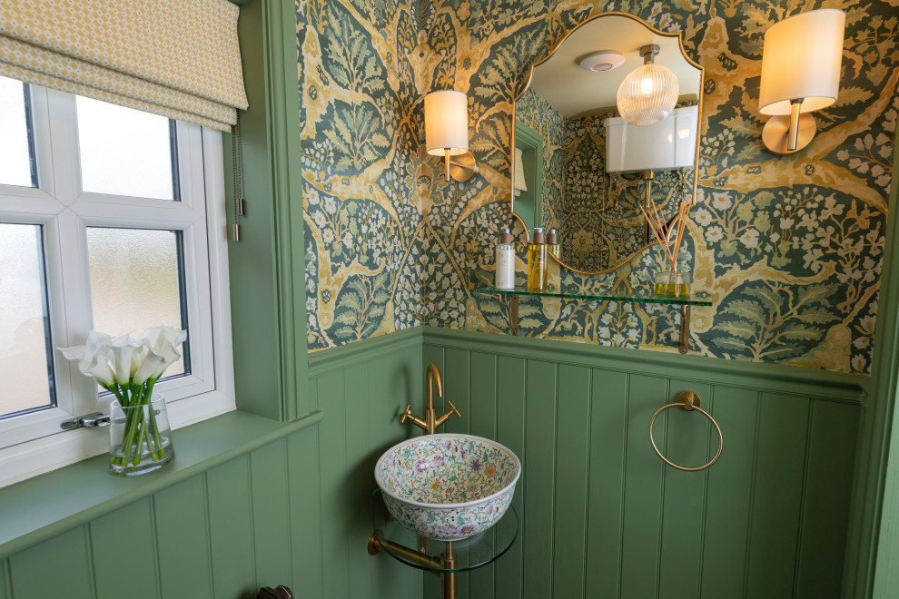 Esempio di un piccolo bagno di servizio classico con ante in stile shaker, ante bianche, WC monopezzo, piastrelle verdi, pareti verdi, lavabo sospeso, top in vetro, pavimento marrone e mobile bagno sospeso