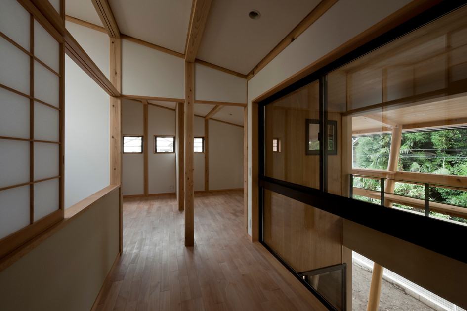 This is an example of a medium sized scandinavian open plan games room in Tokyo Suburbs with a reading nook, white walls, medium hardwood flooring, no tv, a wallpapered ceiling and wallpapered walls.