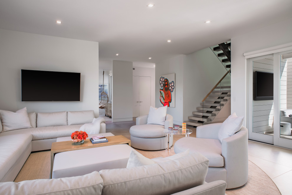 На фото: парадная, открытая гостиная комната среднего размера в современном стиле с белыми стенами, мраморным полом и телевизором на стене без камина с