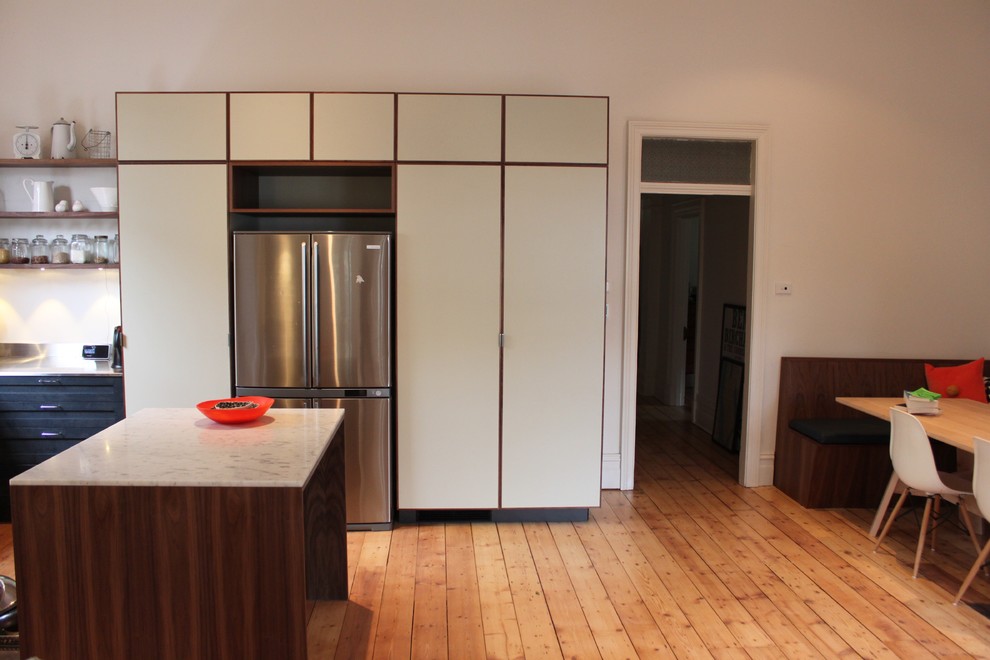 Imagen de cocina escandinava de tamaño medio con fregadero integrado, puertas de armario verdes, encimera de mármol, electrodomésticos de acero inoxidable, suelo de madera clara y una isla